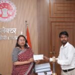 अवैध नलकूप खनन पर प्रशासन सख्त, सूचना देने वाले  चंद्रिका यादव को किया गया सम्मानित