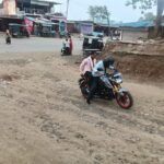 सक्का में चौड़ी सड़क निर्माण कार्य वाहन चालकों के लिए बनी मुसीबत का सबब बार बार खबर प्रकाशित उपरांत भी संबंधित ठेकेदार विभागीय नहीं दें रहें ध्यान विभागीय अधिकारी ठेकेदार की लापरवाही कभी पड़ सकता हैं , भारी वाहन चालक रहें हैं , सावधान 