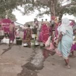 ग्राम पंचायत मौहारी के ग्राम खितौली में छाया पेयजल संकट ग्रामीणों ने चंदा कर पानी टेंकर बुलाकर बुझा रहे हैं प्यास