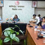 सड़क दुर्घटनाओं की रोकथाम के लिए चिन्हित ब्लैक स्पॉट पर लगाएं संकेतक बोर्ड एवं रेडियमः कलेक्टर
